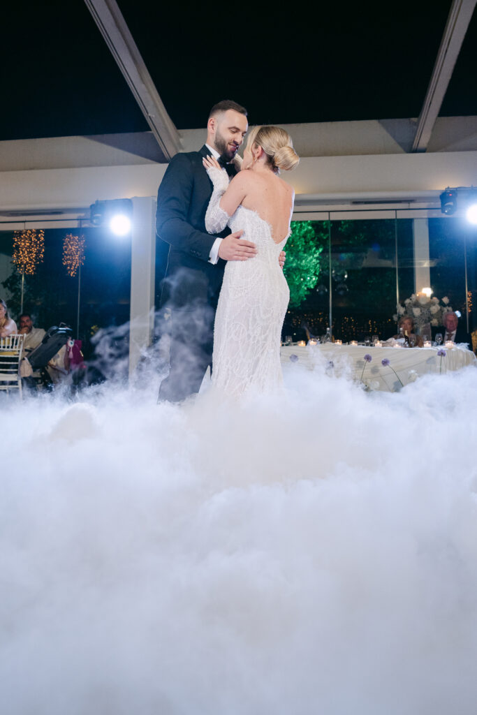 Dimitris & Panagiota, wedding in Agrinio: the first dance in low smoke