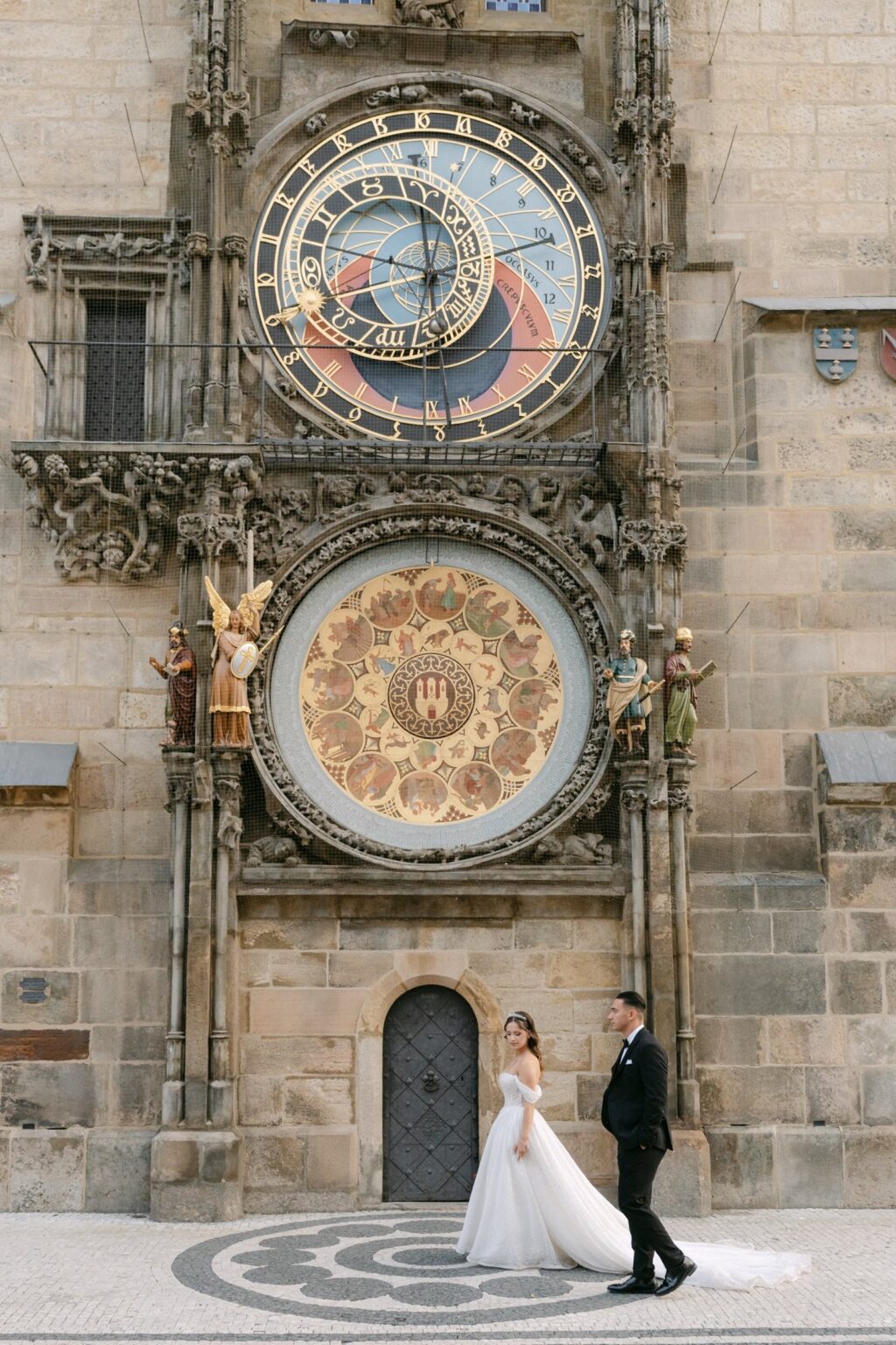 Couple beneath the Prague Astronomical Clock